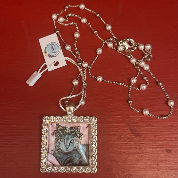 NWT Violet Cottage Artwork Necklace Cat With Floral Crown Silver Tone Faux Pearl - Picture 3 of 6